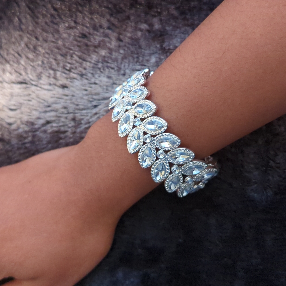 Leaflet gem stone bracelet
